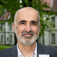 Das Foto zeigt den Chefarzt Dr. med. Ramin Sharifzadeh.