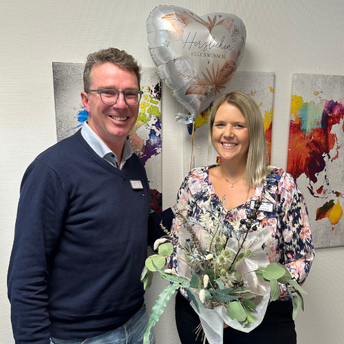 Pflegedirektor Magnus Eggers gratuliert Katrin Schmidt.