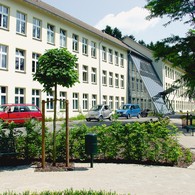 Das Foto zeigt das Gebäude W11 im Klinikgelände der LWL-Klinik Warstein.