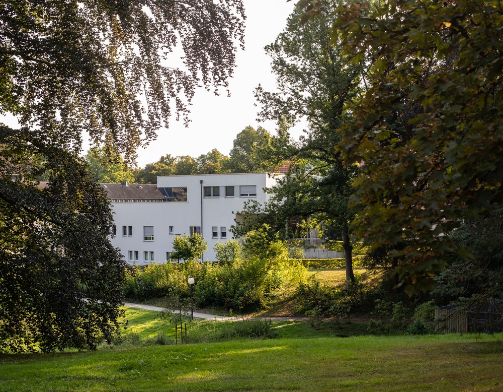 Das Parkgelände um den Suchtmedizinischen Bereich.