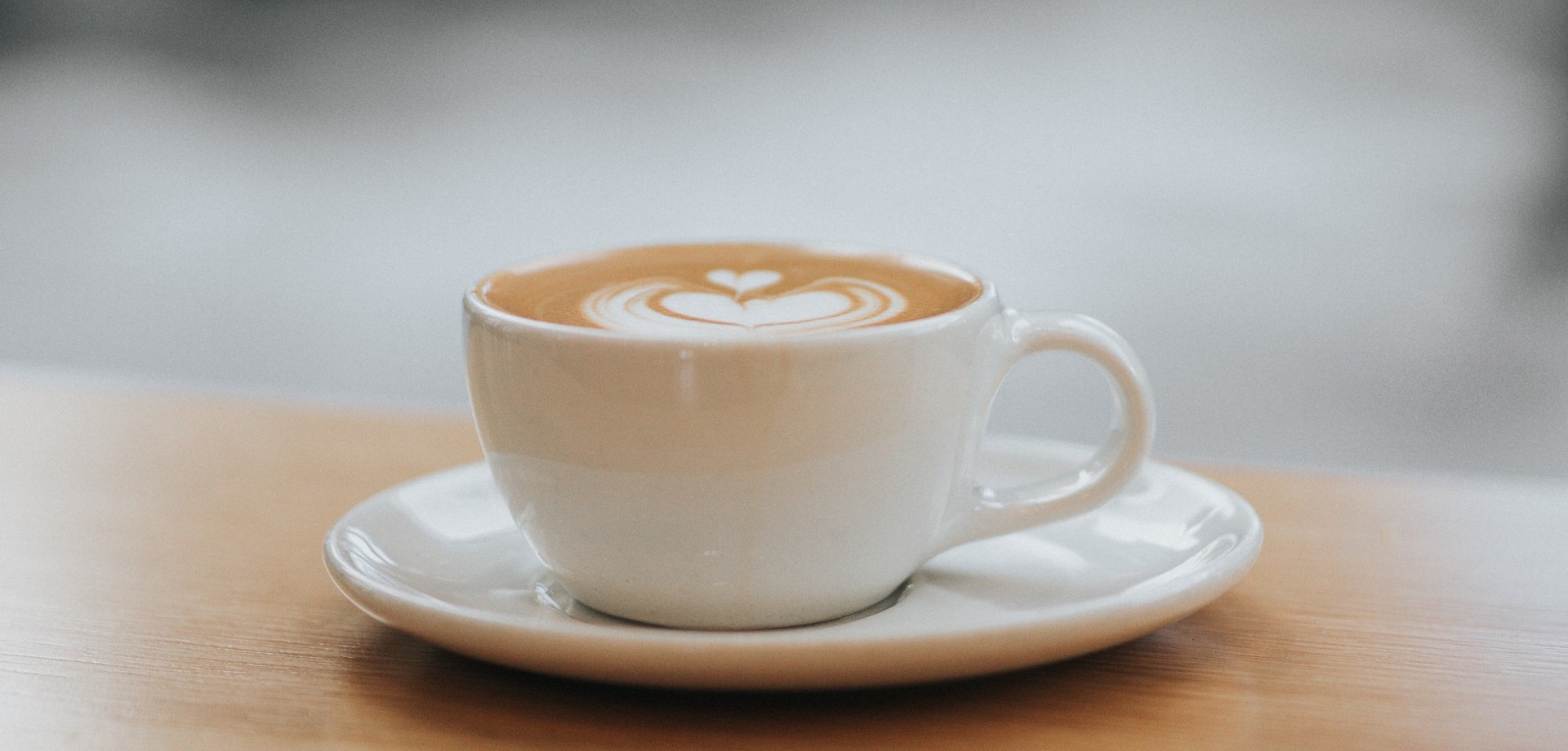 Kaffeetasse mit leckerem Kaffee und Milchschaum