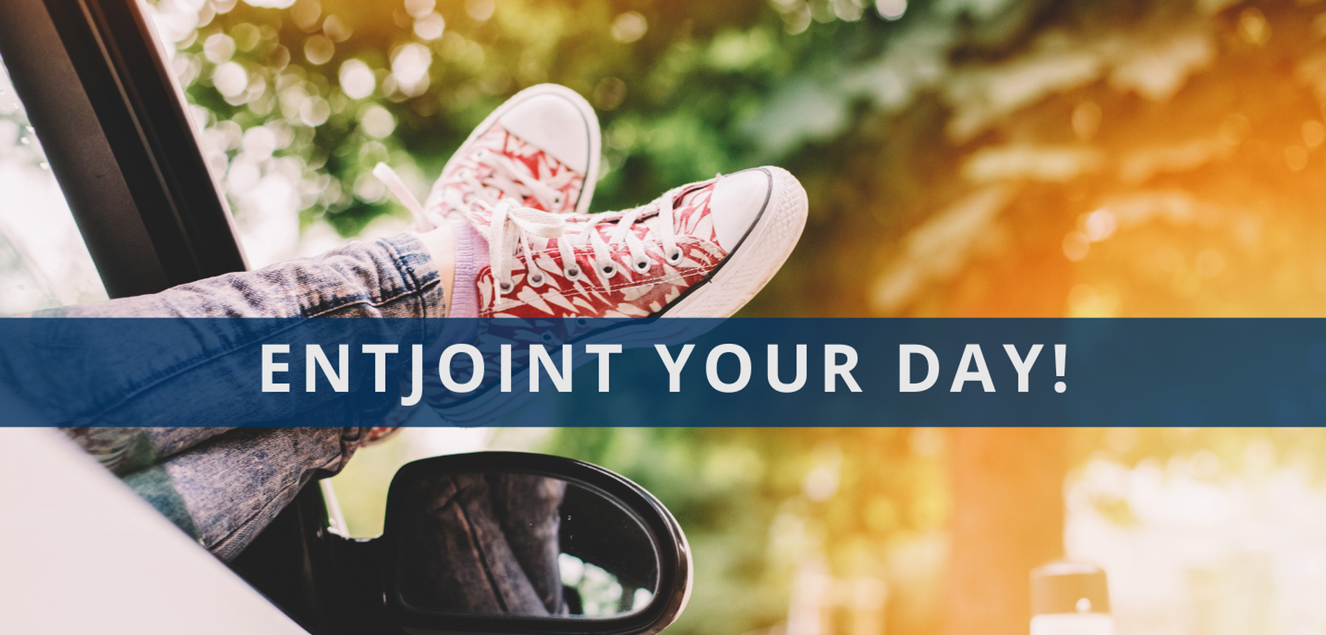 Füße mit bunten Turnschuhen werden aus einem Autofenster herausgetreckt und darunter steht: ENTJOINT YOUR DAY!