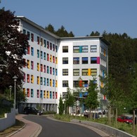 Das Foto zeigt das Gebäude W12 im Klinikgelände der LWL-Klinik Warstein.