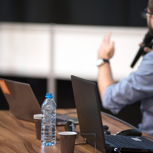 Ein Mann spricht auf einer Konferenz in ein Mikrofon